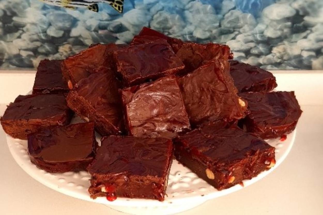 Mutlaka Deneyin: Çikolata ve Frambuaz Soslu Brownie