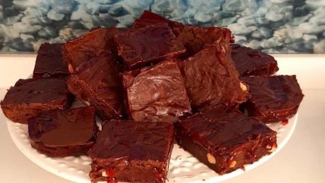 Mutlaka Deneyin: Çikolata ve Frambuaz Soslu Brownie