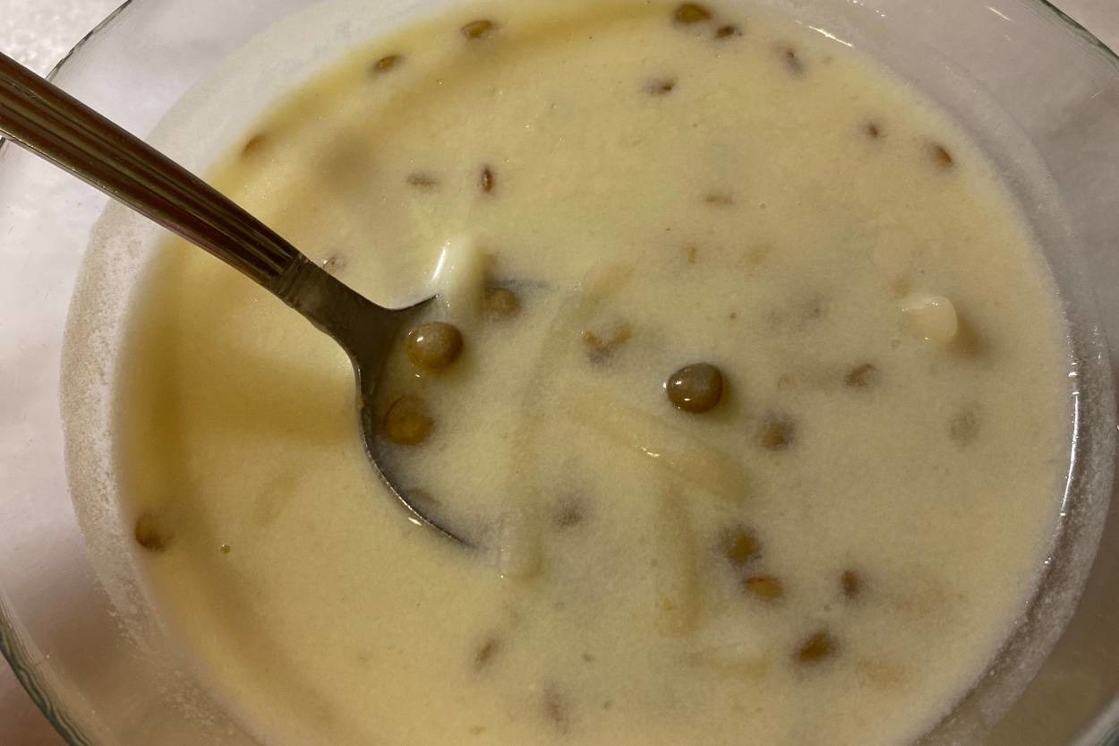 Soğuk Havalara: Erişteli Yeşil Mercimek Çorbası