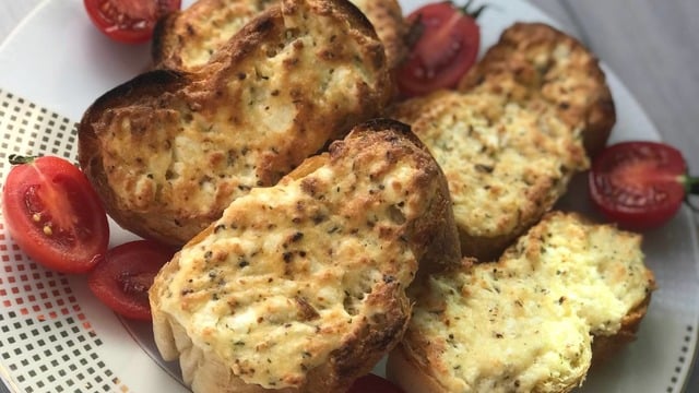 Bayat Ekmeklere Elveda: Peynirli Bayat Ekmek Kızartması