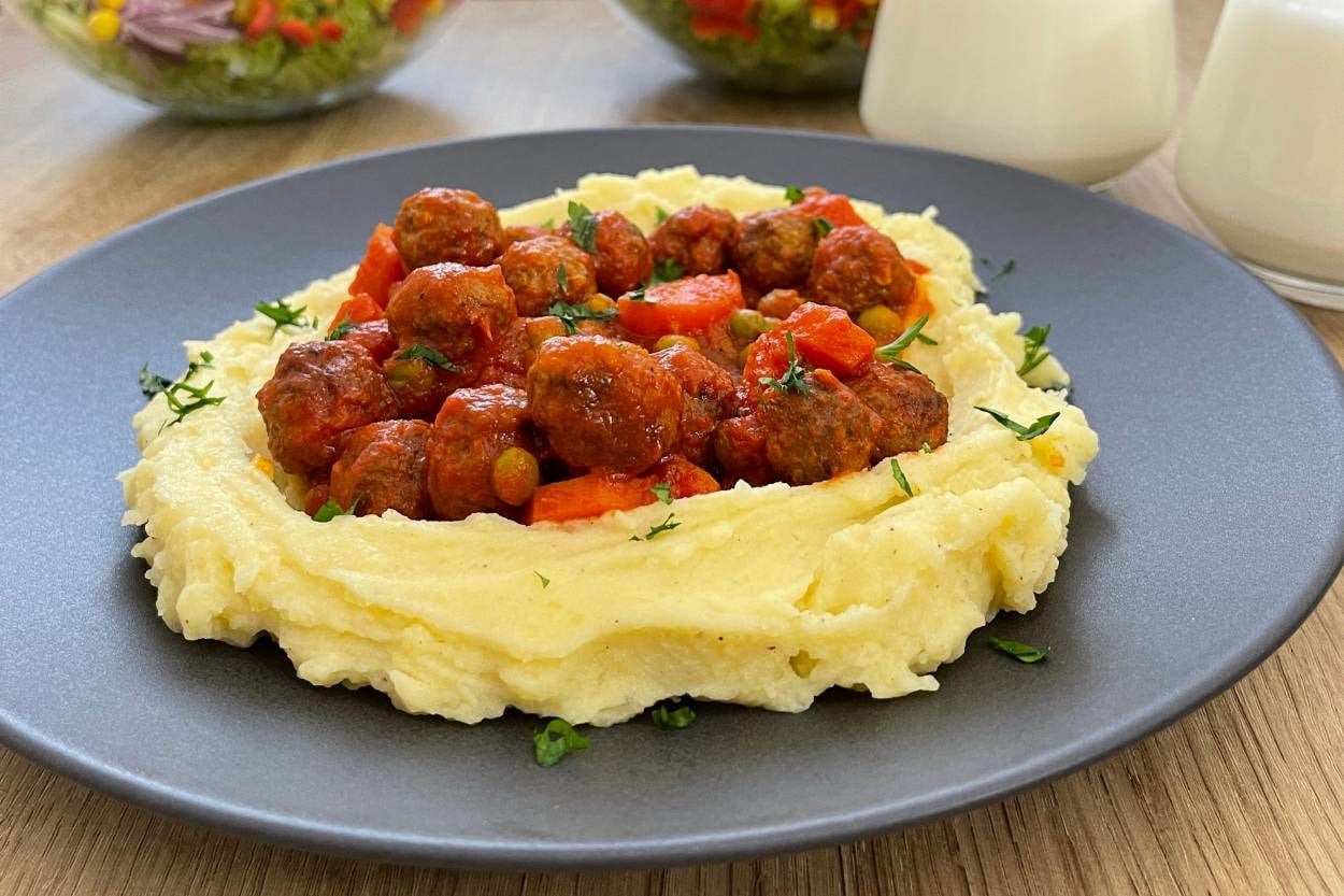 Patates Püresi Eşliğinde: Sebzeli Misket Köfte