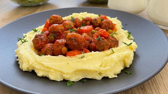 Patates Püresi Eşliğinde: Sebzeli Misket Köfte