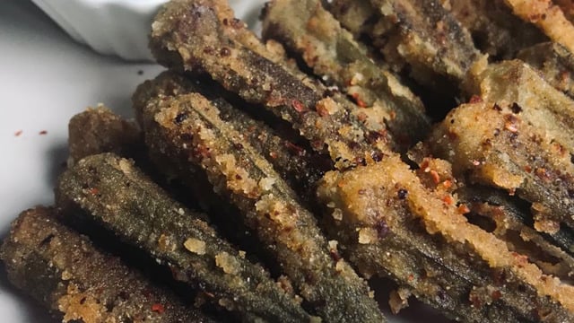 Yağ Çekmeden Pişer: Bamya Kızartması