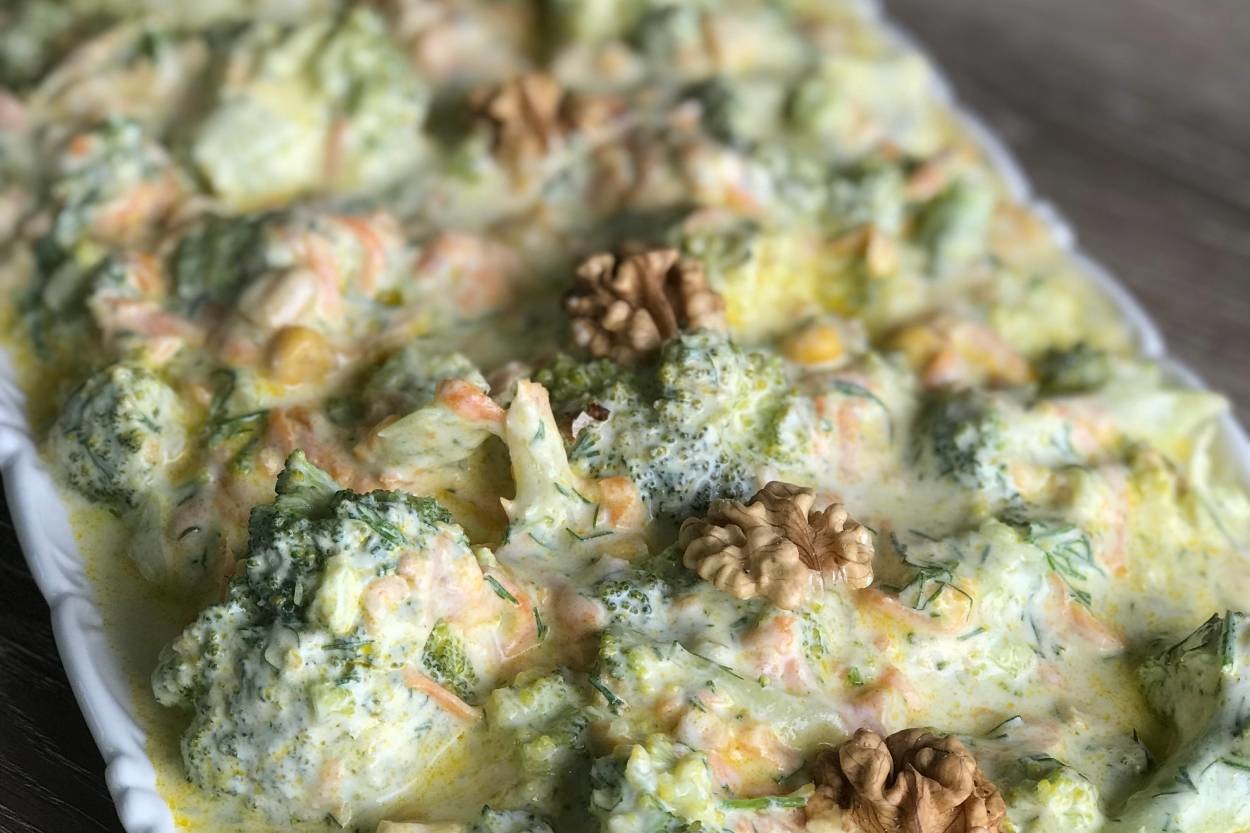 Renklerin Birbiriyle Dansı: Yoğurtlu Brokoli Salatası