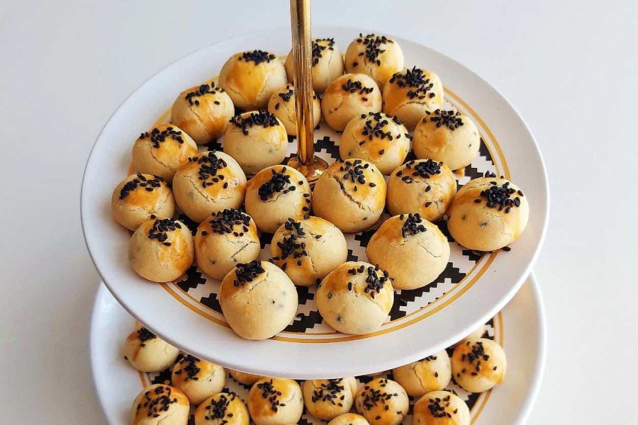 Ağızda Dağılan: Çörek Otlu Mini Kurabiyeler