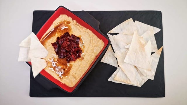 Şahane Bir Meze: Pastırmalı Tereyağlı Humus
