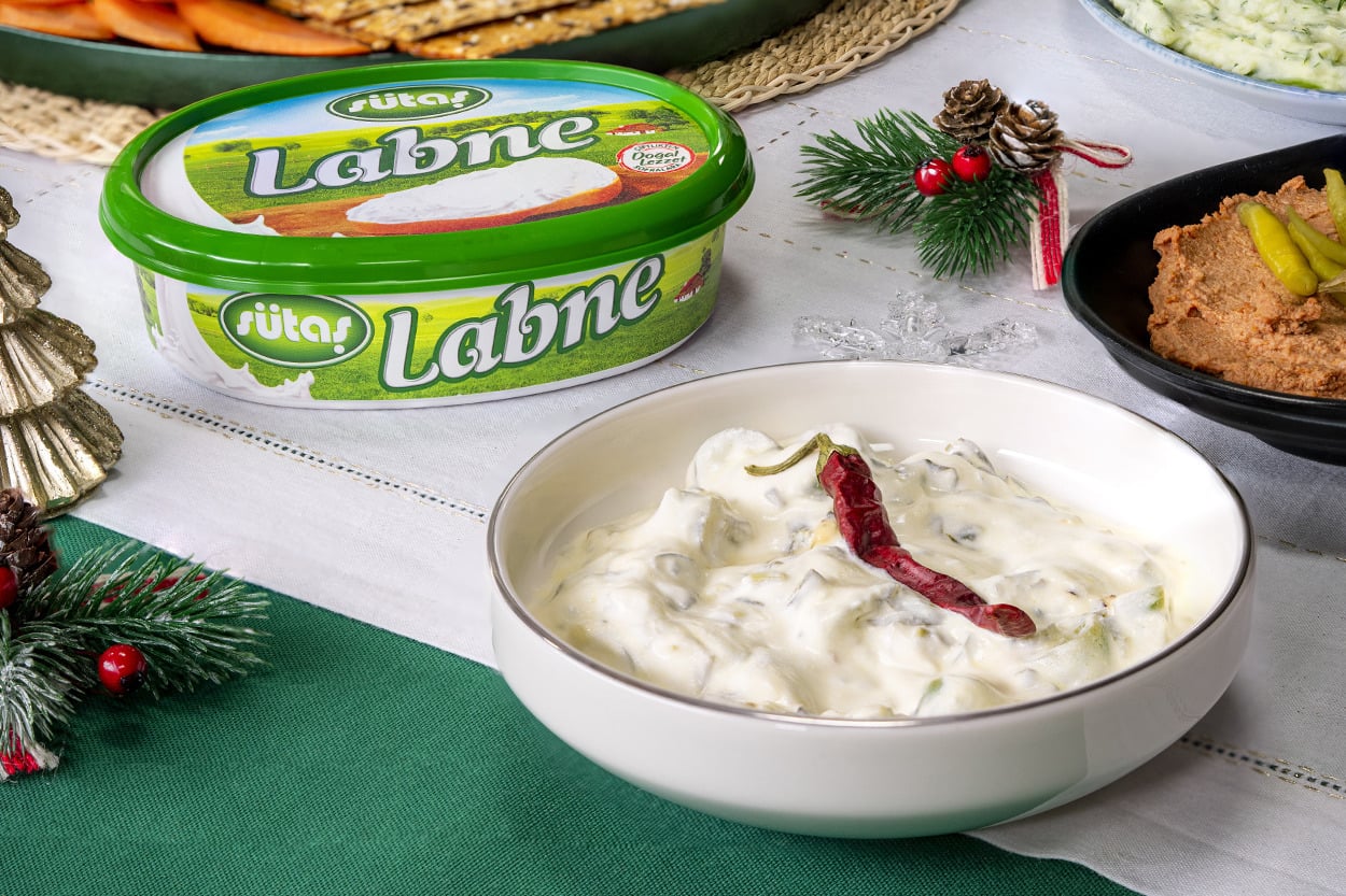 Hafif Acı Aromasıyla: Labneli ve Biberli Pazı Kavurma