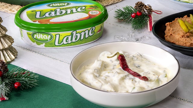 Hafif Acı Aromasıyla: Labneli ve Biberli Pazı Kavurma