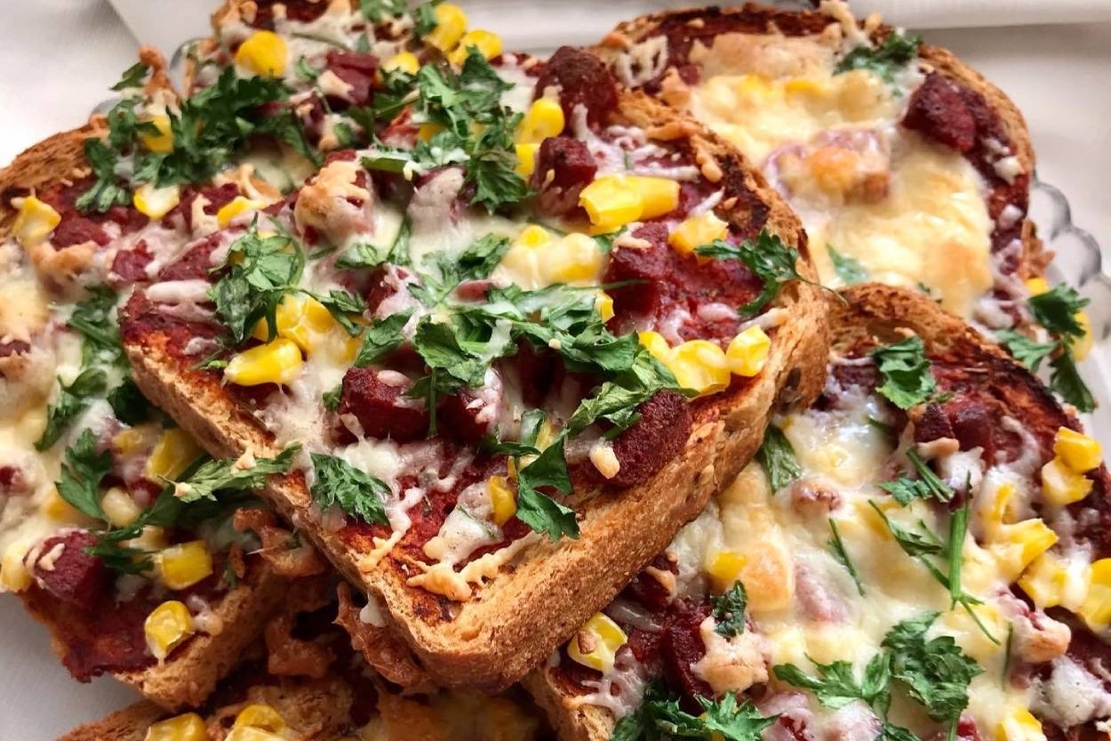 Kahvaltıya Hazırlanan: Tam Buğday Ekmeğinden Pratik Pizza