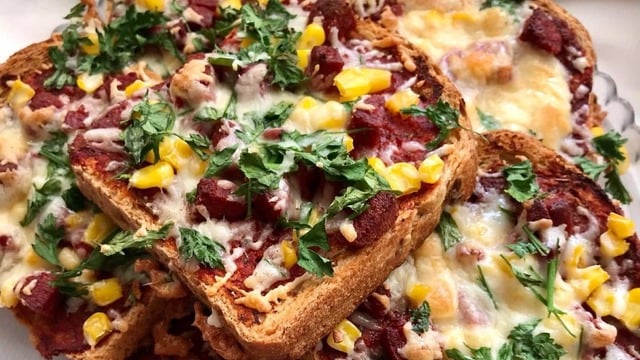 Kahvaltıya Hazırlanan: Tam Buğday Ekmeğinden Pratik Pizza