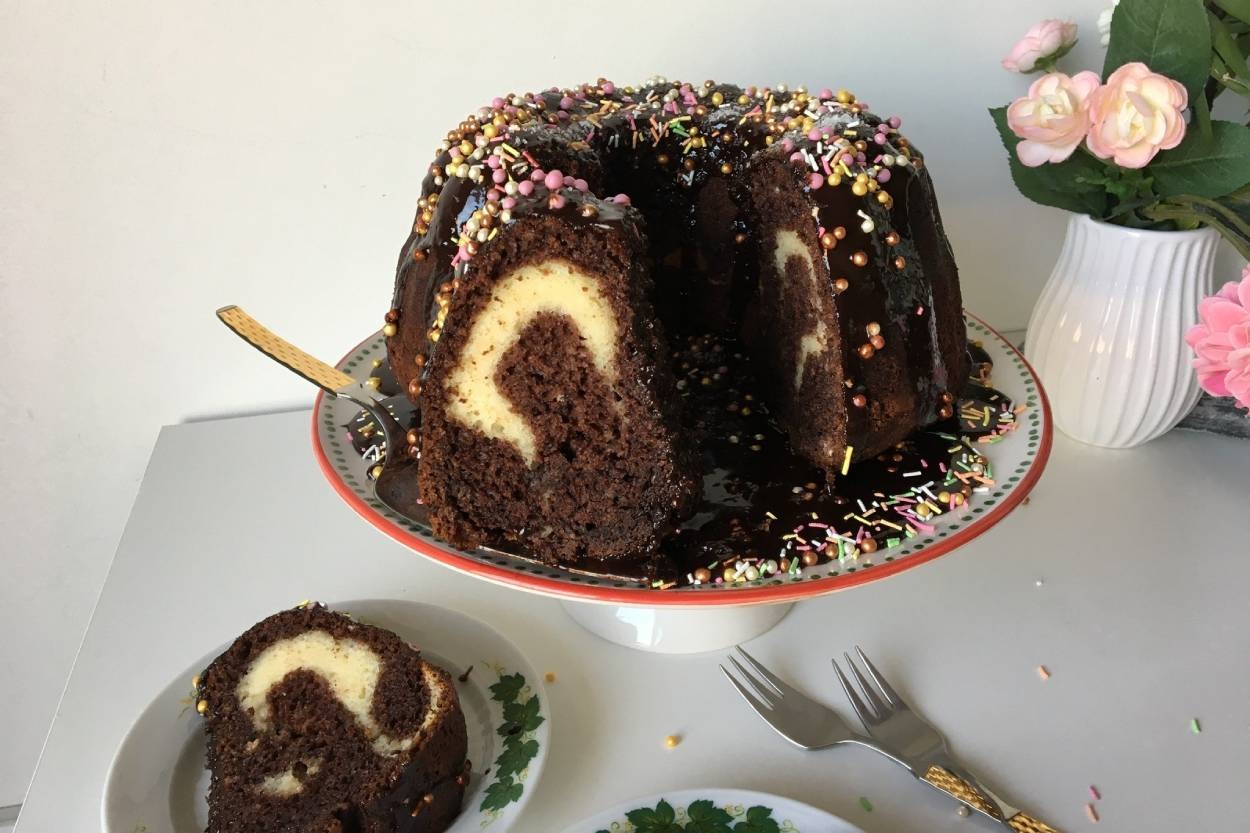 İçi Sürpriz Dolu: Cheesecake Dolgulu Kakaolu Kek