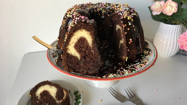 İçi Sürpriz Dolu: Cheesecake Dolgulu Kakaolu Kek
