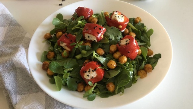 Salata Deyip Geçmeyin: Köz Biber ve Çıtır Nohutlu Semizotu Salatası