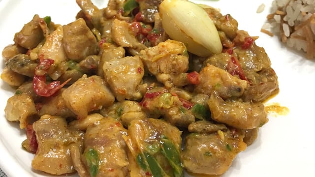 Yanına Pilavla: Köri Soslu Kremalı Tavuk