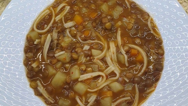 Düdüklüde Pişen: Sebzeli Erişteli Yeşil Mercimek