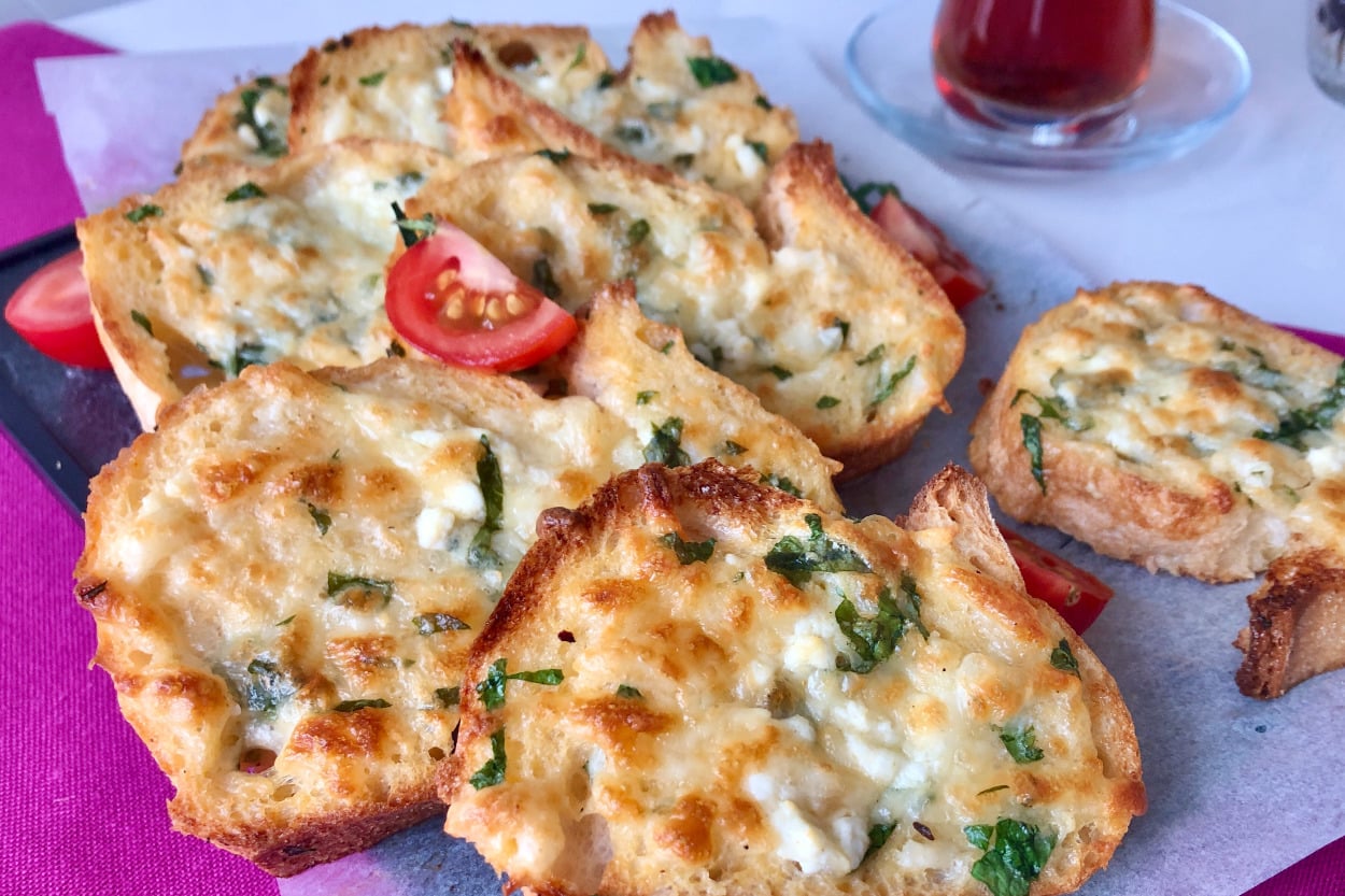 Kahvaltı Şimdi Daha Güzel: Peynirli Ekmek Dilimleri