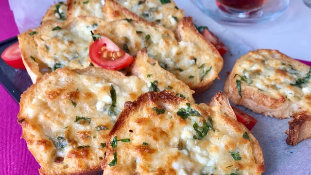 Kahvaltı Şimdi Daha Güzel: Peynirli Ekmek Dilimleri