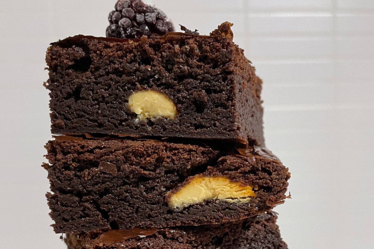Dokusu Mükemmel: Beyaz Çikolatalı ve Böğürtlenli Brownie