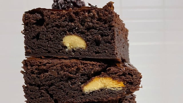Dokusu Mükemmel: Beyaz Çikolatalı ve Böğürtlenli Brownie