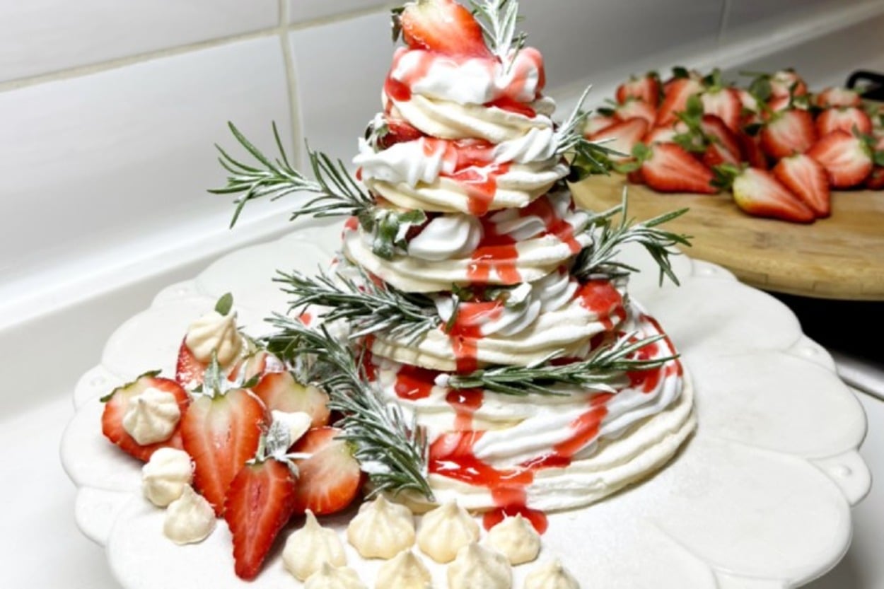 Yılbaşı Masalarınızı Süsleyecek: Pavlova Çam Ağacı