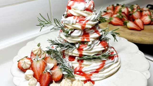 Yılbaşı Masalarınızı Süsleyecek: Pavlova Çam Ağacı