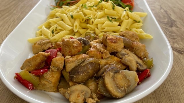 Yanında Makarnayla: Tavada Mantarlı Tavuk