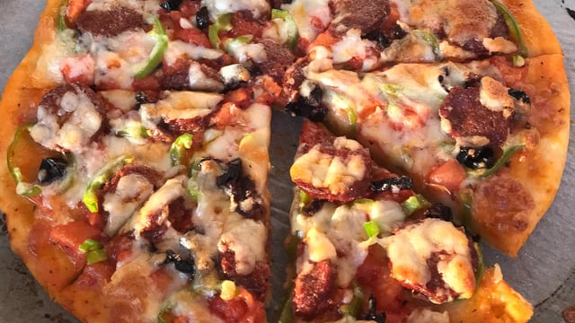 Hamuru da Mükemmel: Ev Usulü Sucuklu Pizza