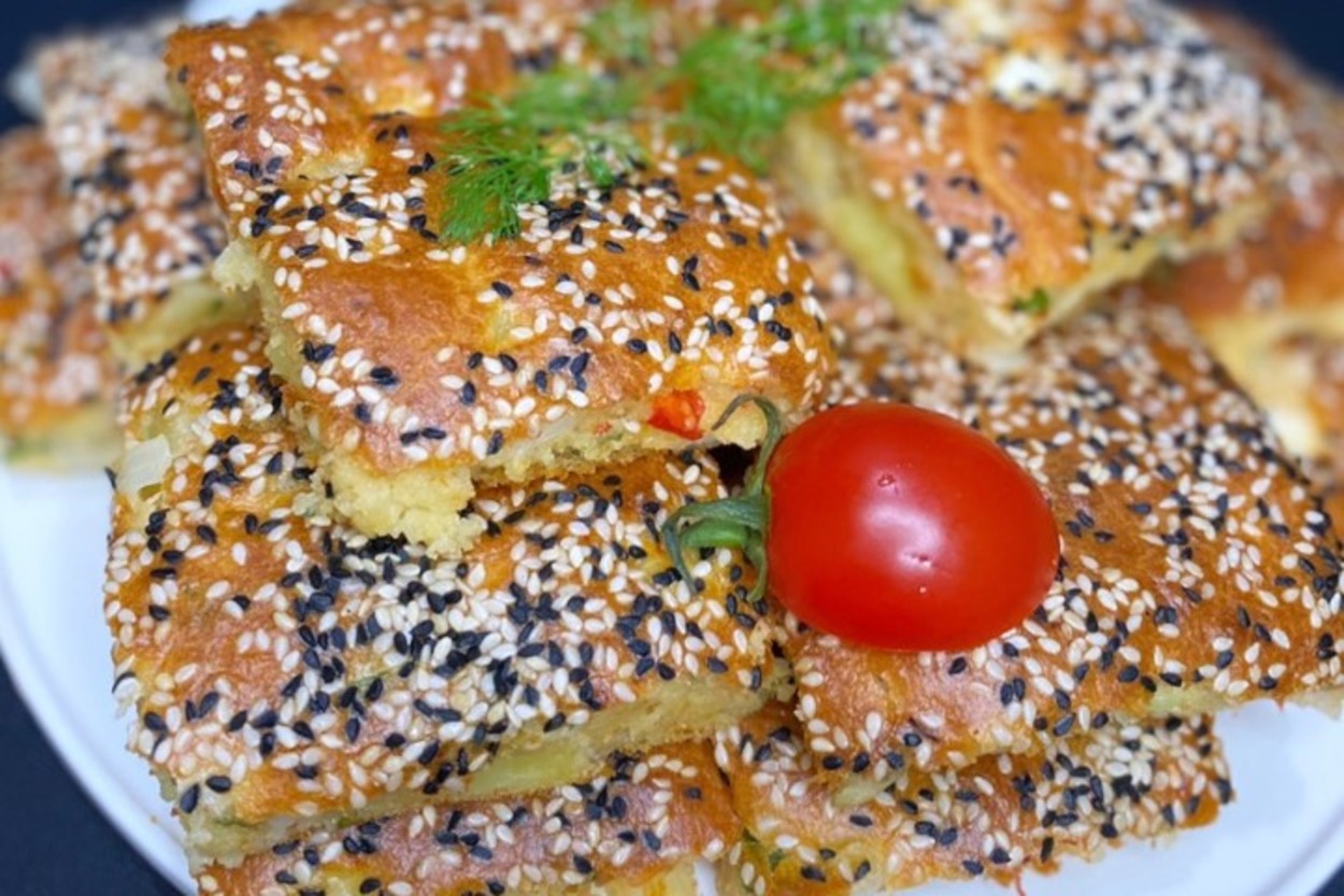 Kahvaltıya da Yakışır: Sebzeli Peynirli Kek
