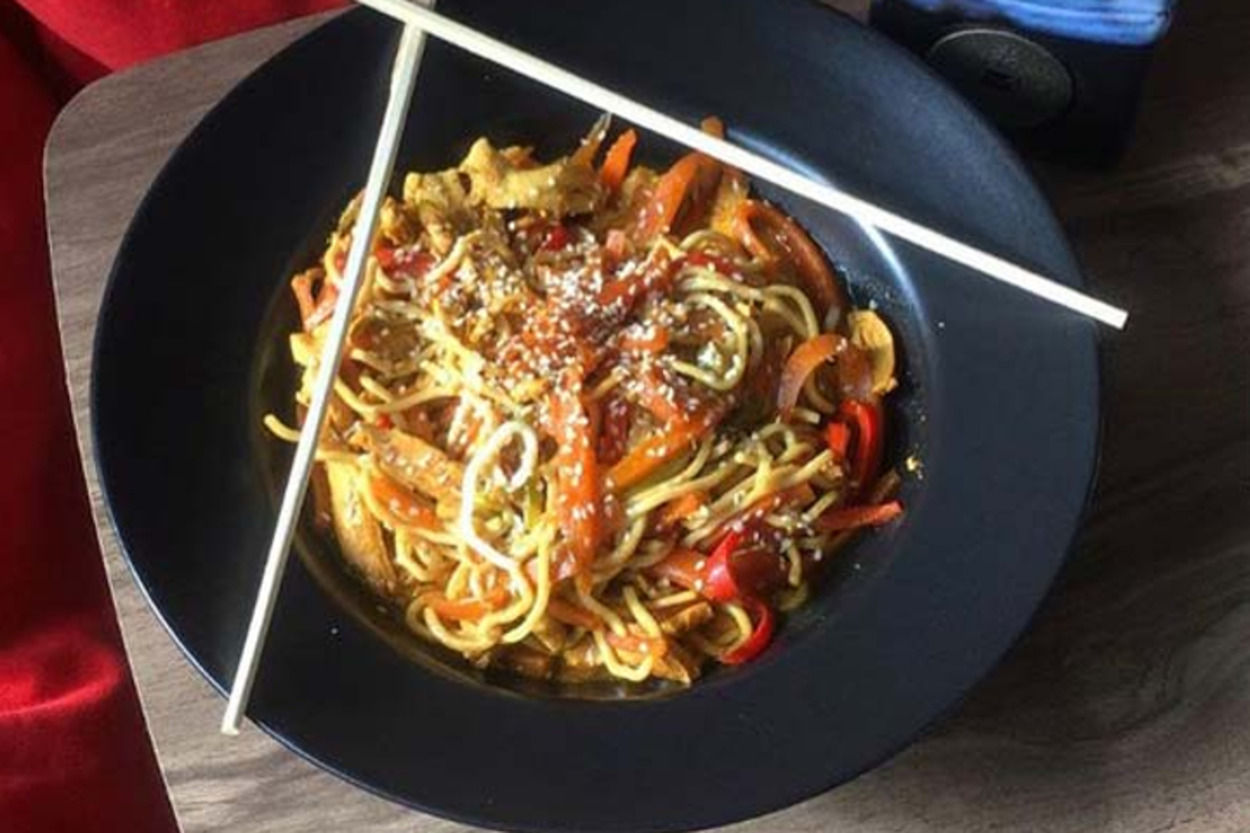 Keyif Yemeği: Tavuklu Sebzeli Noodle