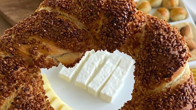 Dışarıdan Almaya Gerek Yok: Tereyağlı Çıtır Simit