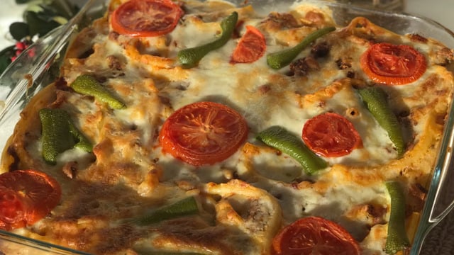 Nar Gibi Kızarmış: Fırında Beşamel Soslu Kıymalı Makarna