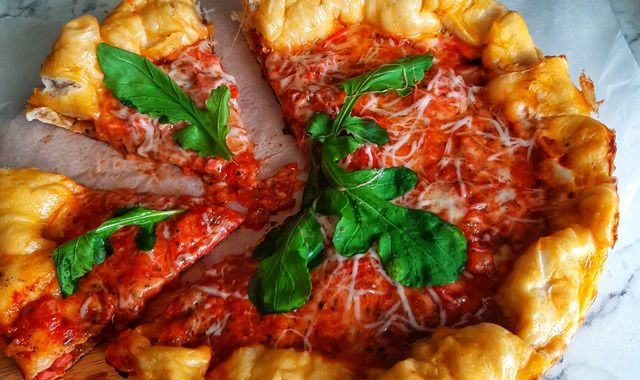 Üstelik Tavada Pişiyor: Ev Yapımı Pratik Pizza