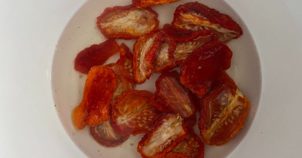 kuru-domatesli-zeytin-salatasi1