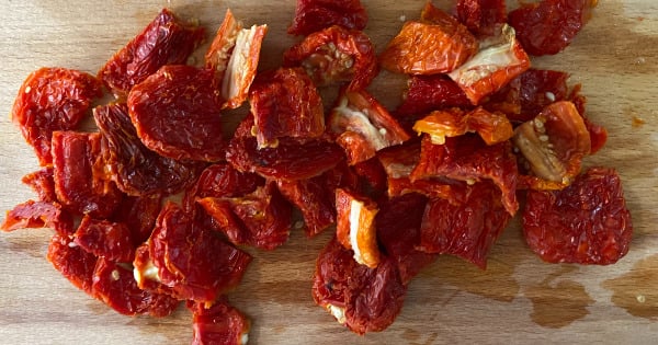 kuru-domatesli-zeytin-salatasi3