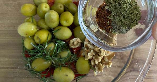 kuru-domatesli-zeytin-salatasi3-1