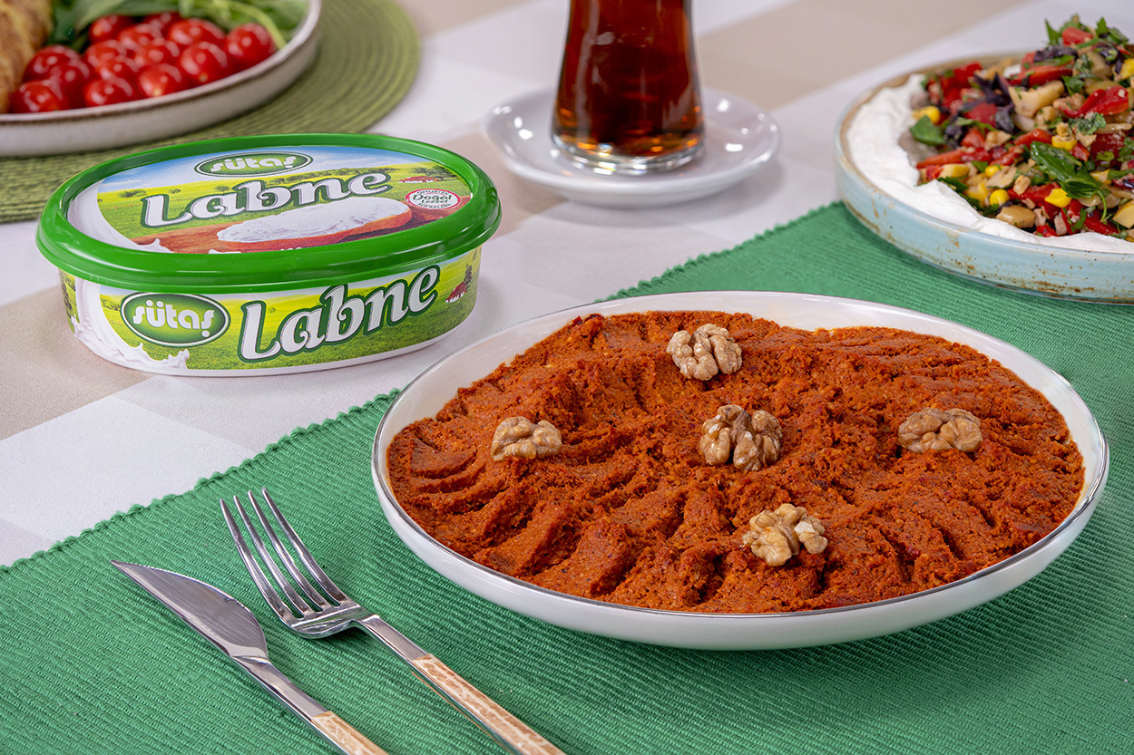 Ekmekleri Kızartın: Labneli Muhammara