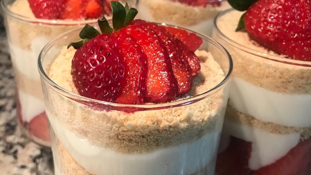 Canınız Tatlı Çektiyse: Yumurtasız Çilekli Manolya Tatlısı