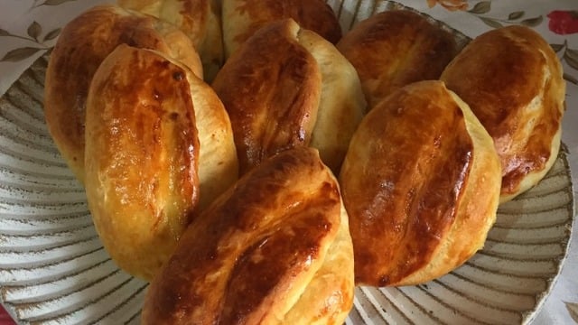 Sıcacık Yeni Çıktı: Peynirli Pastane Poğaçası