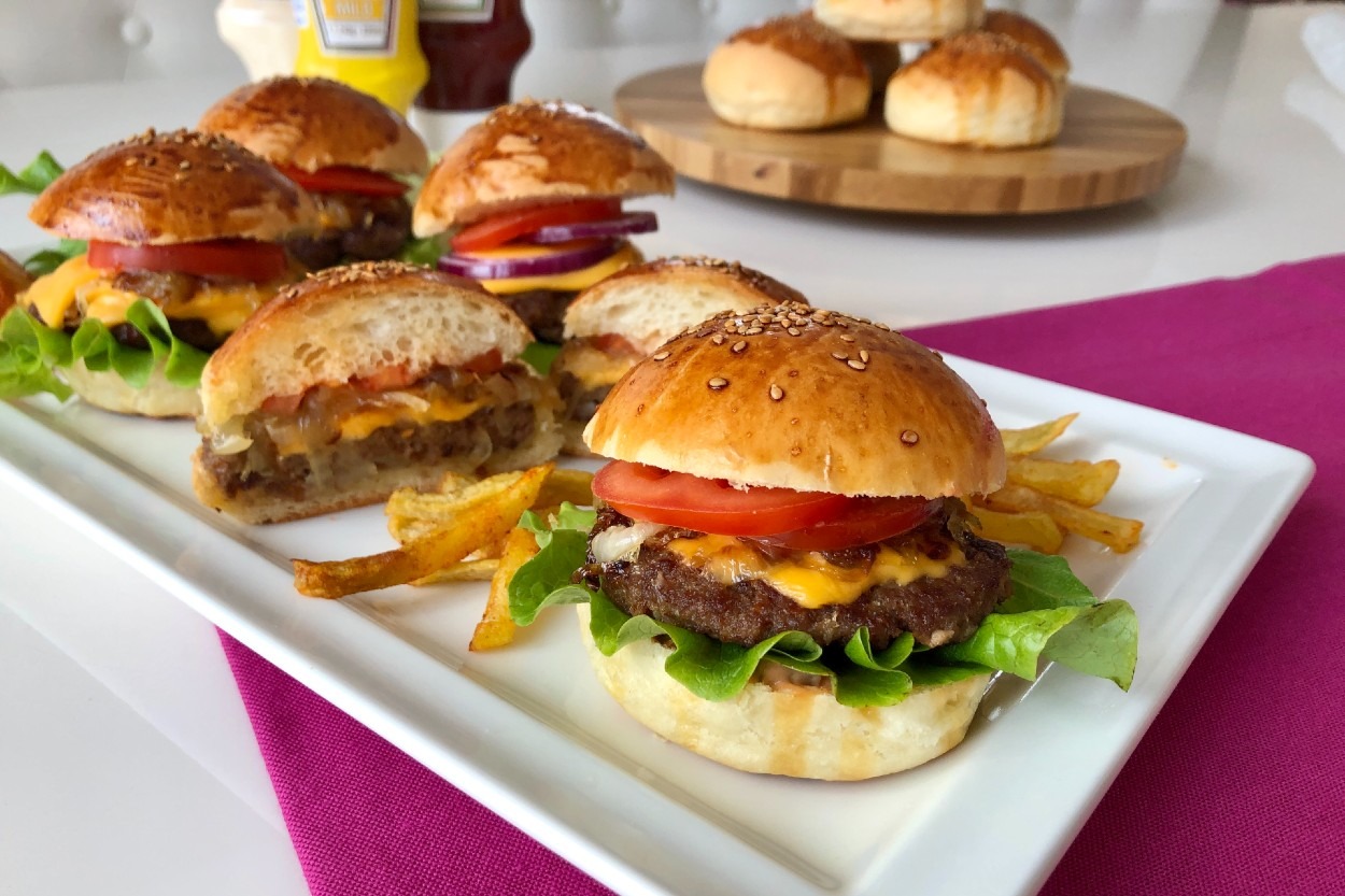 Karamelize Soğan Eşliğinde: Mini Hamburger