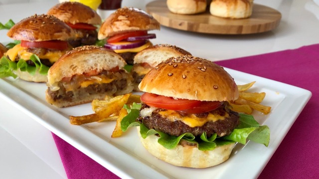 Karamelize Soğan Eşliğinde: Mini Hamburger