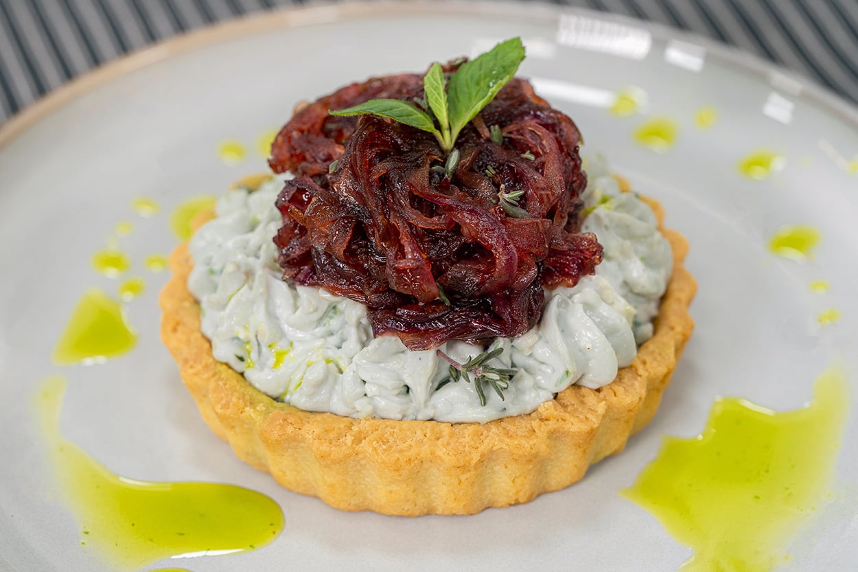 Tuzlu Tart: Kırmızı Soğan Reçelli Peynir Dolgulu Tart