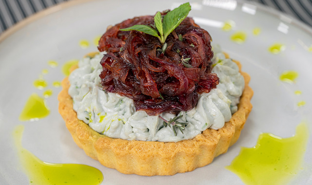 Tuzlu Tart: Kırmızı Soğan Reçelli Peynir Dolgulu Tart