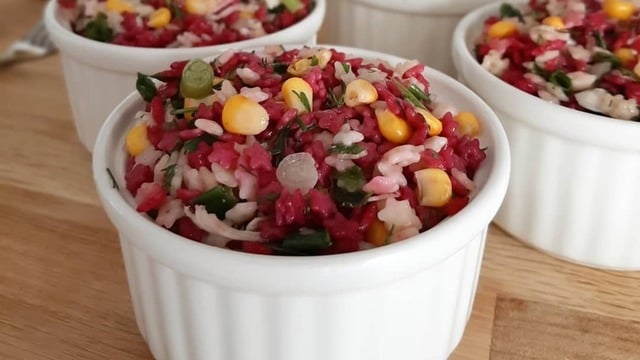Renk Cümbüşü: Tavuklu Yıldız Arpa Şehriye Salatası