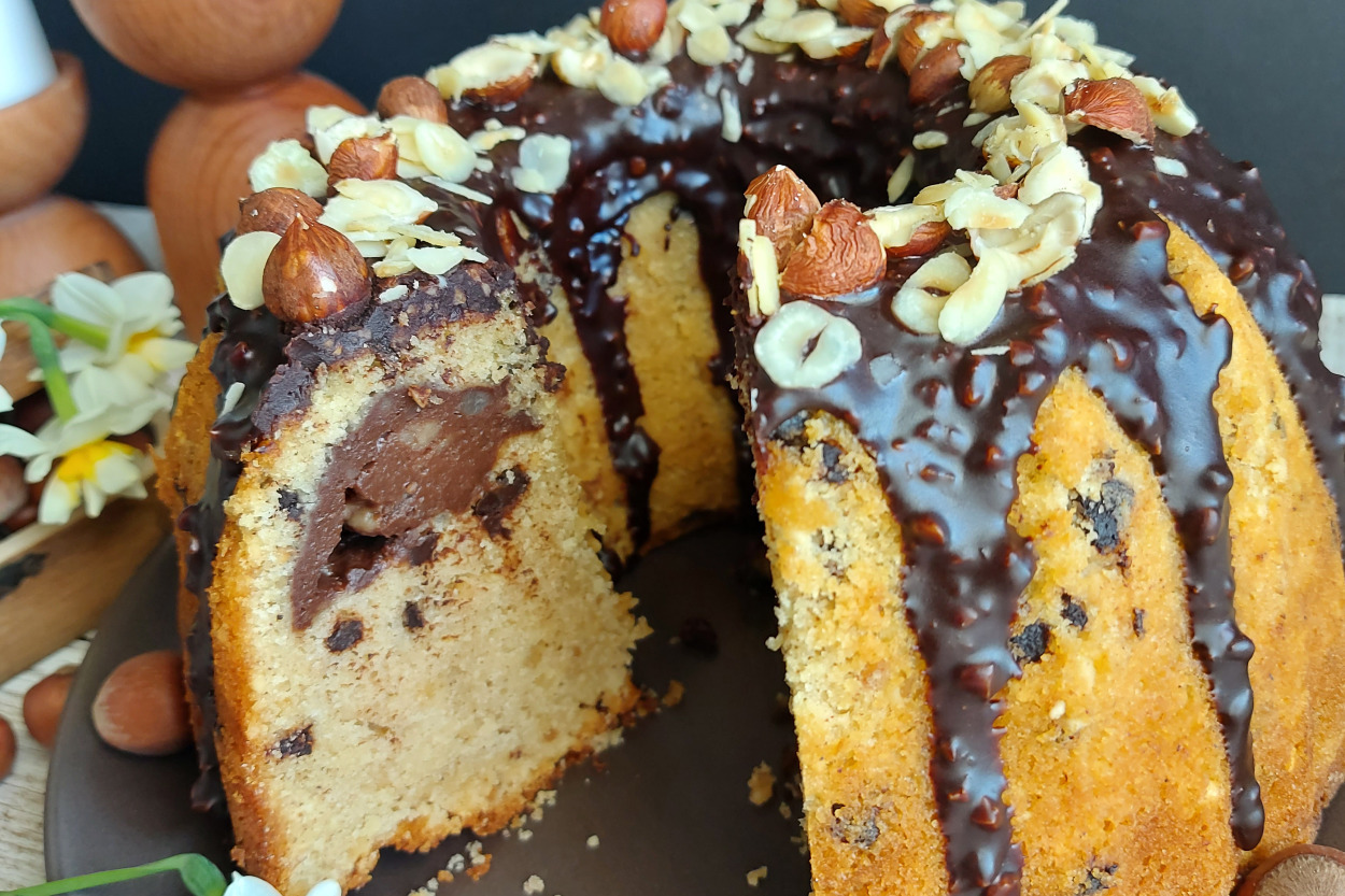 İkisi Bir Arada: Puding Dolgulu Fındıklı Kek
