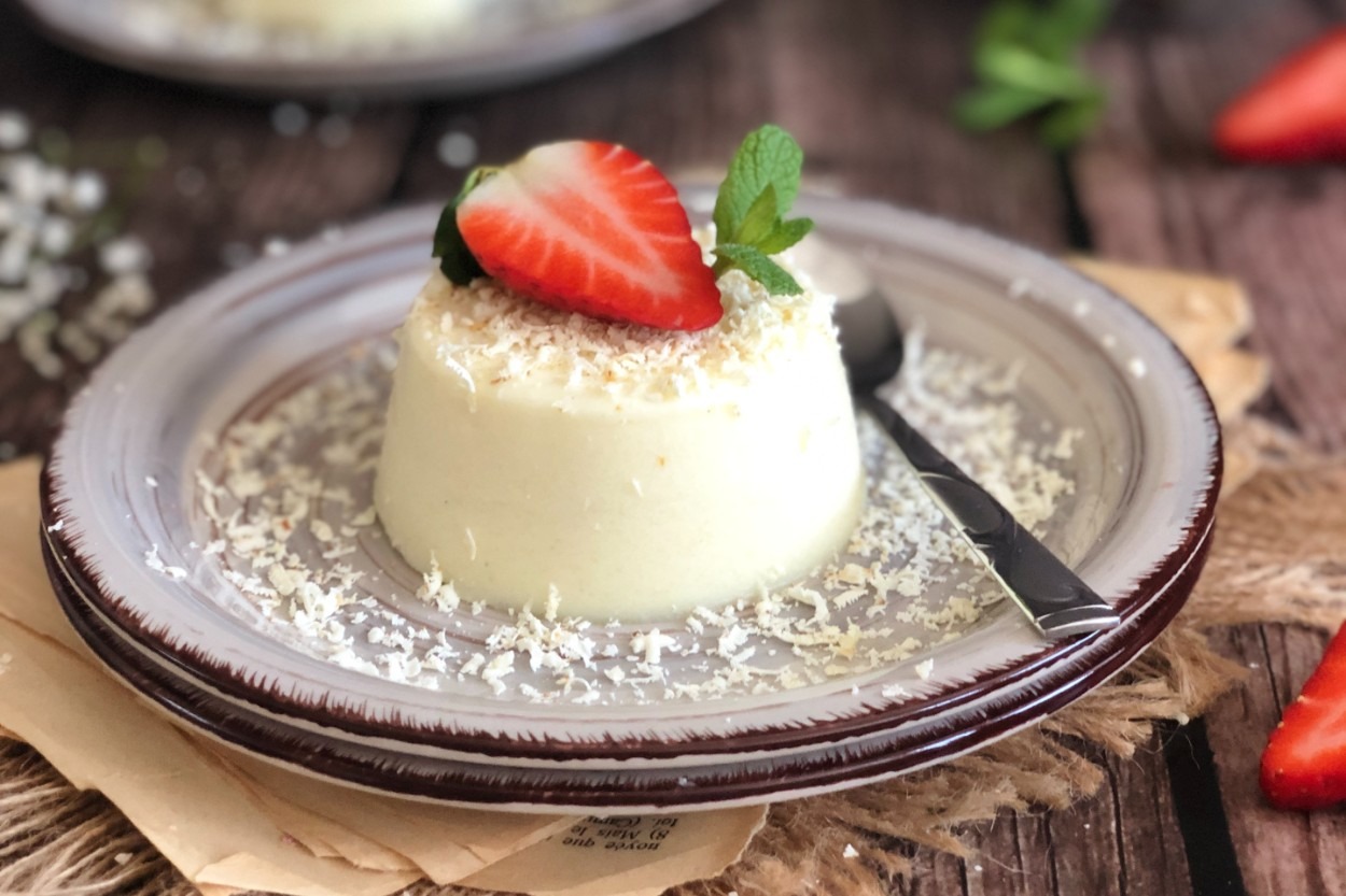Klasiği Beklesin: Beyaz Çikolatalı Panna Cotta