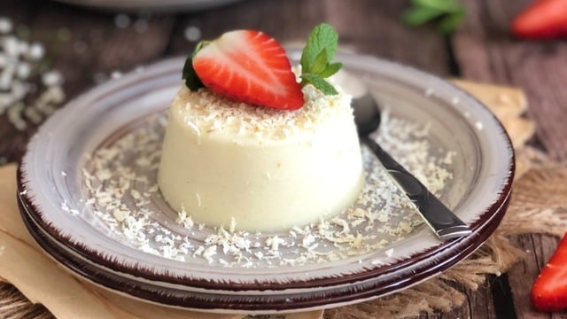 Klasiği Beklesin: Beyaz Çikolatalı Panna Cotta