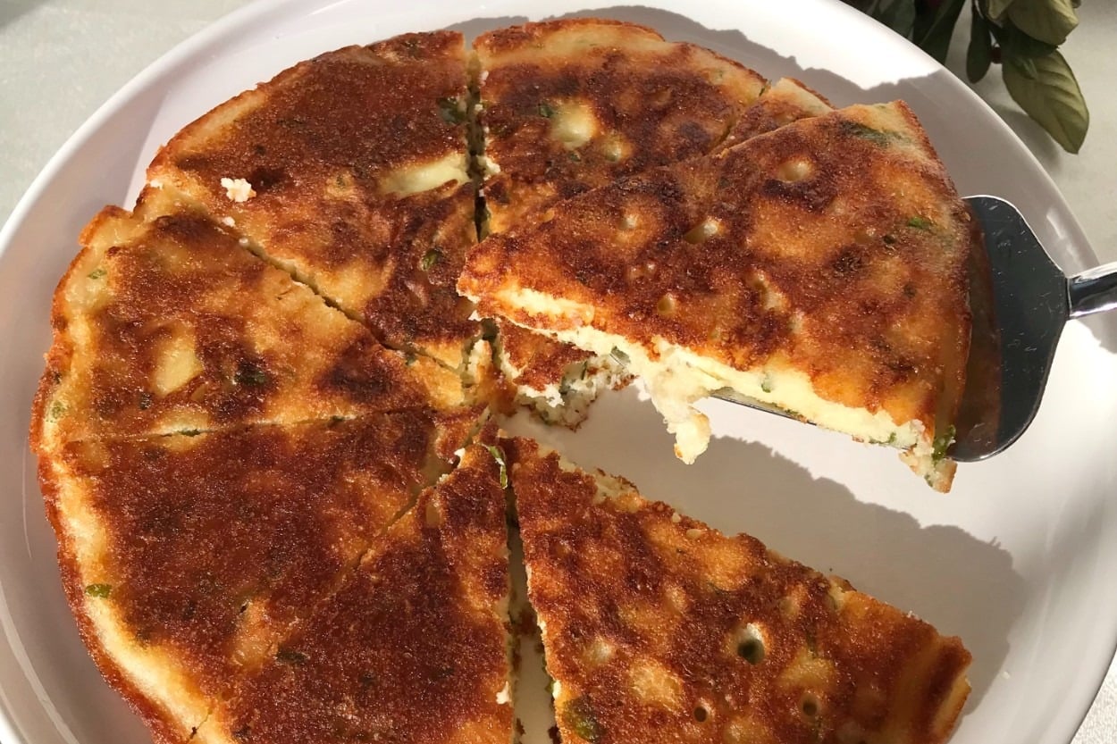 Kahvaltıya Hemen Hazır: 10 Dakikada Tavada Yufkasız Peynirli Börek