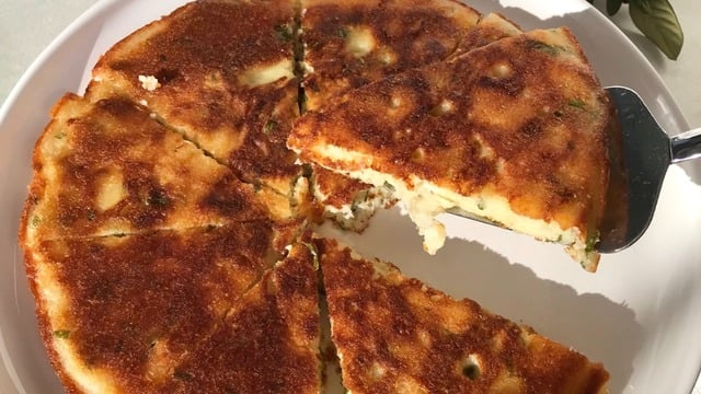 Kahvaltıya Hemen Hazır: 10 Dakikada Tavada Yufkasız Peynirli Börek