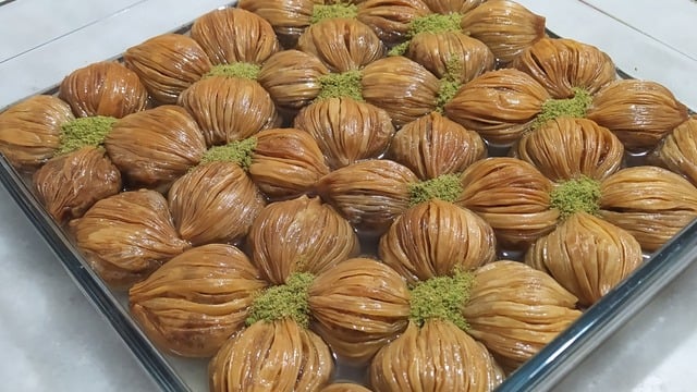 Dışı Çıtır İçi Yumuşacık: Kaymaklı Cevizli Midye Baklava