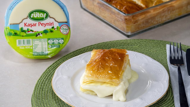 Çok Farklı Lezzetiyle: Kaşarlı Makarna Böreği